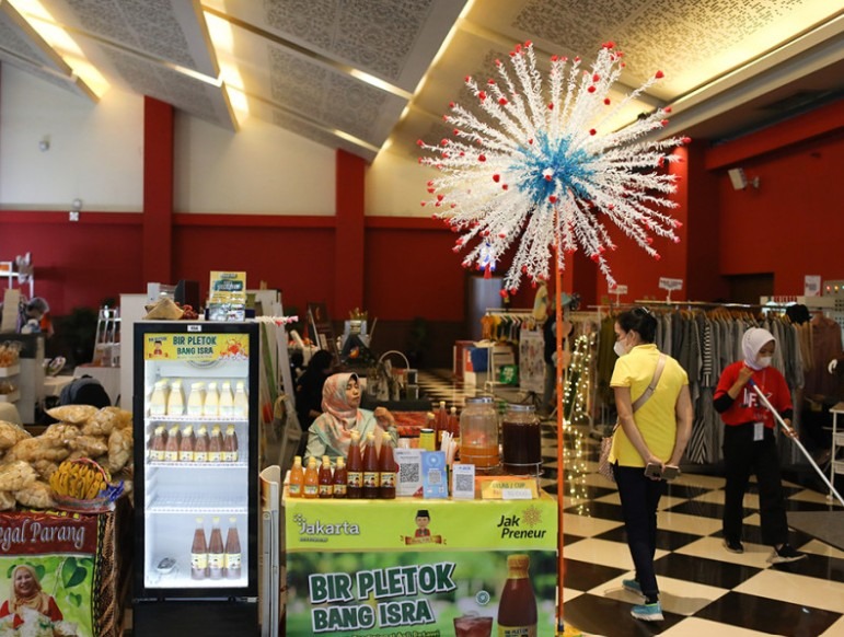 Heading home for Eid but unsure what to bring from Jakarta? Check out the best souvenir recommendations and where to buy them!